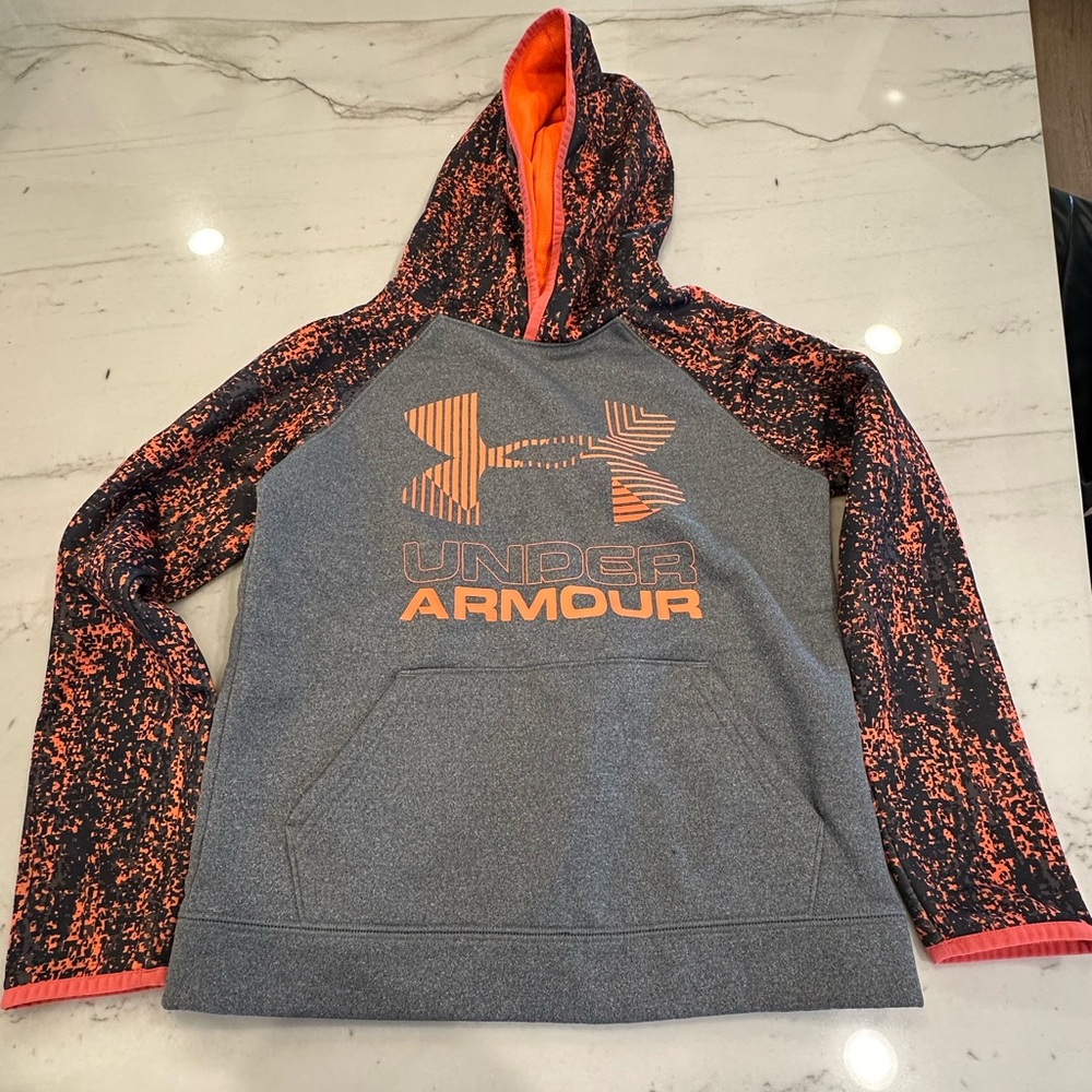 Under Armour youth medium boys sweatshirt in great condition.